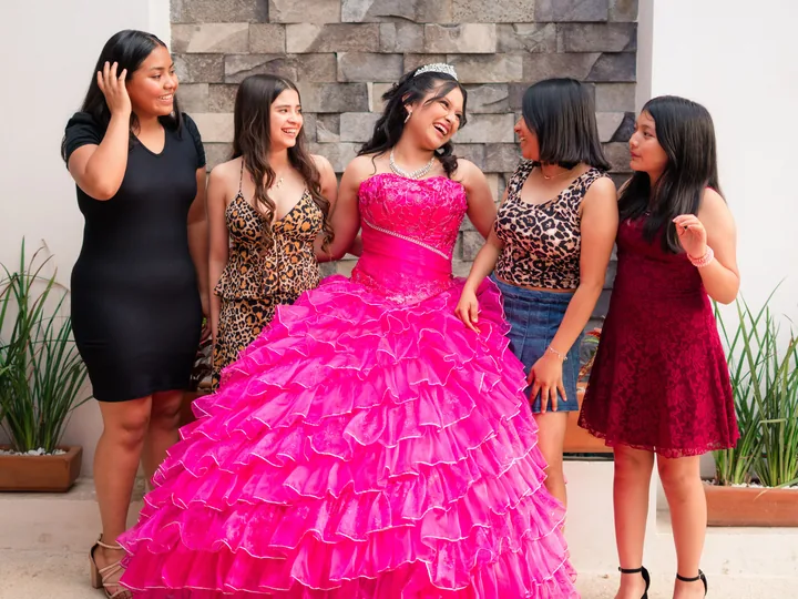 Quinceañera con su familia antes del vals en Miami