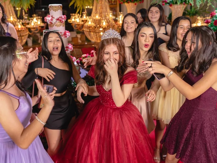 Corte celebrando con la quinceañera