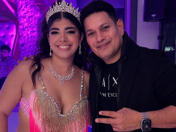 Miami DJ Beat con la quinceañera en su fiesta