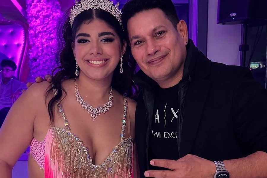 Quinceañera sonriendo junto al DJ en su fiesta de quince