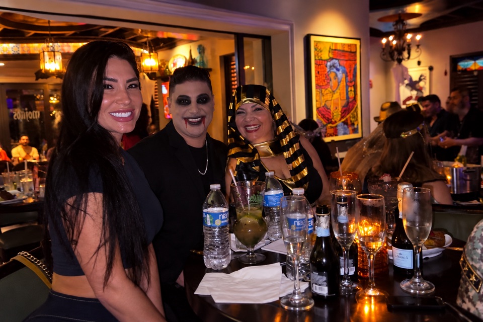 Invitados disfrazados de vampiro y Cleopatra celebrando Halloween en Mojitos Calle Ocho, Miami