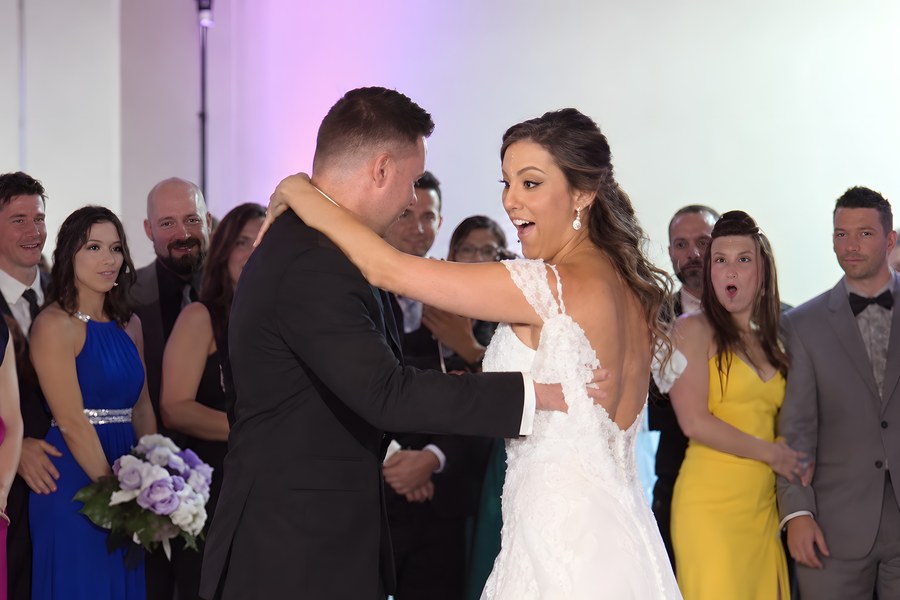 Novios brindando durante la recepción de su boda