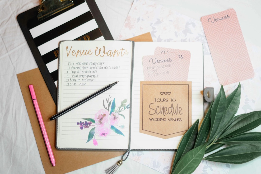 Libreta con la lista de locaciones de boda para visitar