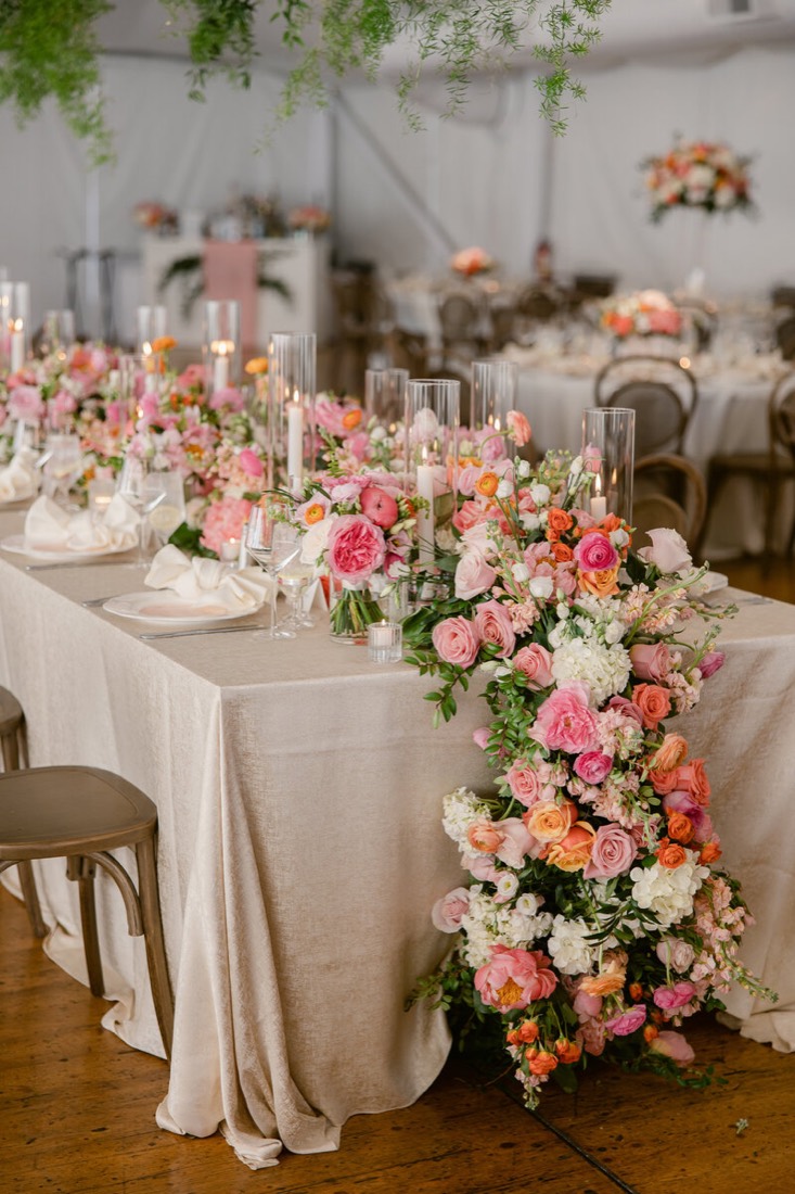 Mesa de boda con arreglos florales y diseño de mantelería